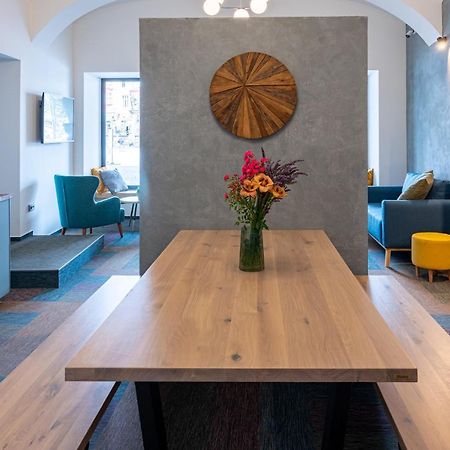 Art Hostel & Apartments ดวูร์กราโลเว นัด ลาเบม ภายนอก รูปภาพ