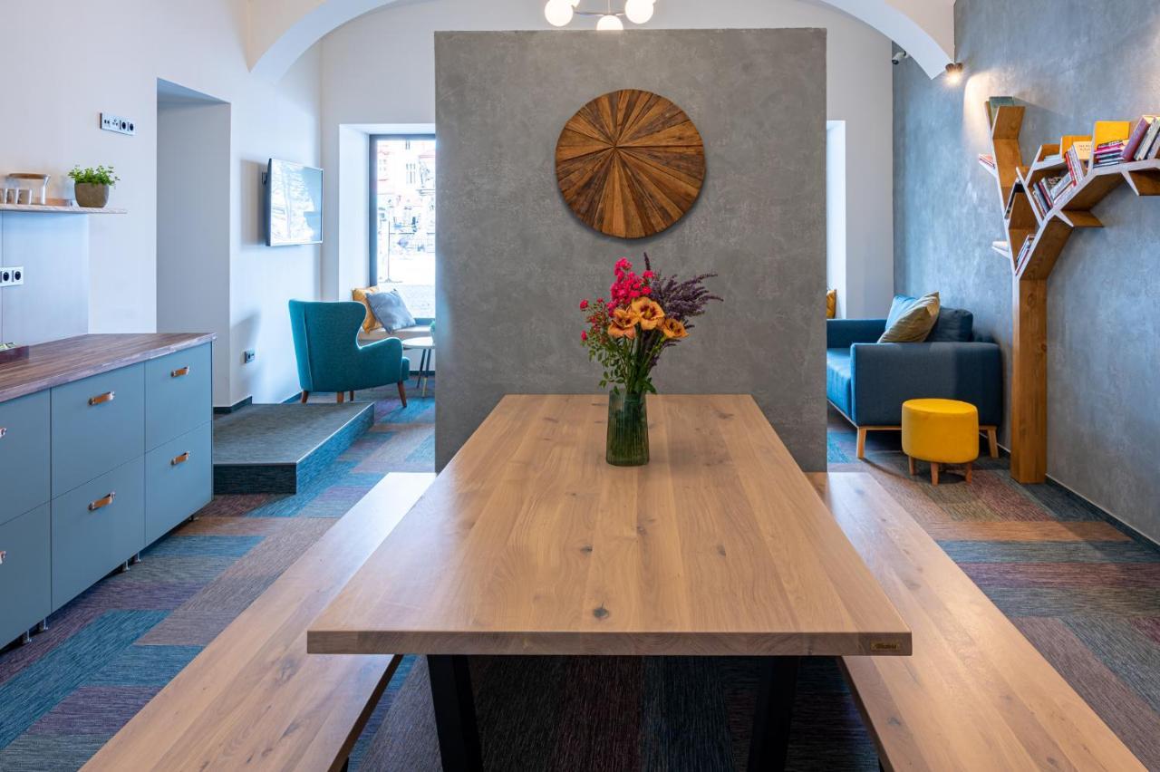 Art Hostel & Apartments ดวูร์กราโลเว นัด ลาเบม ภายนอก รูปภาพ