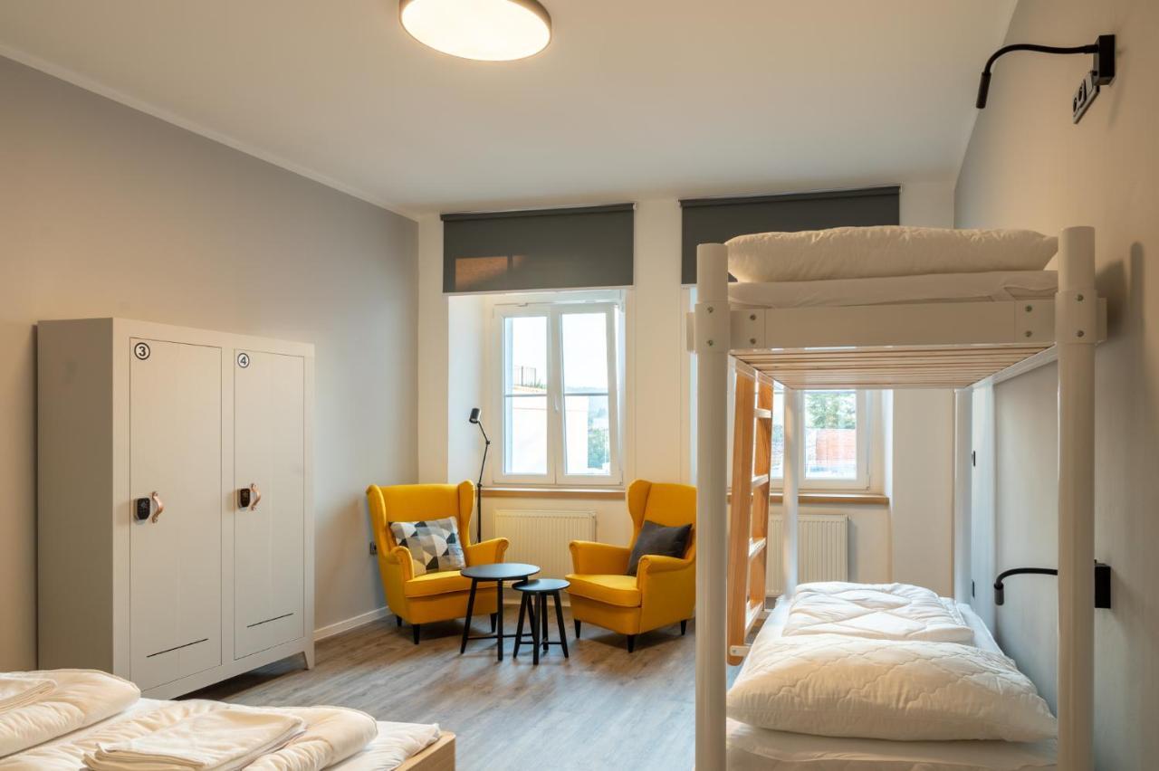 Art Hostel & Apartments ดวูร์กราโลเว นัด ลาเบม ภายนอก รูปภาพ
