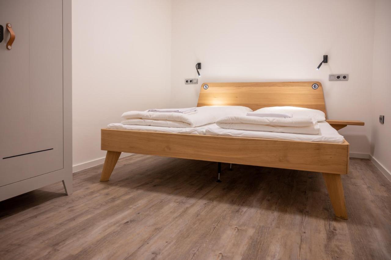 Art Hostel & Apartments ดวูร์กราโลเว นัด ลาเบม ภายนอก รูปภาพ