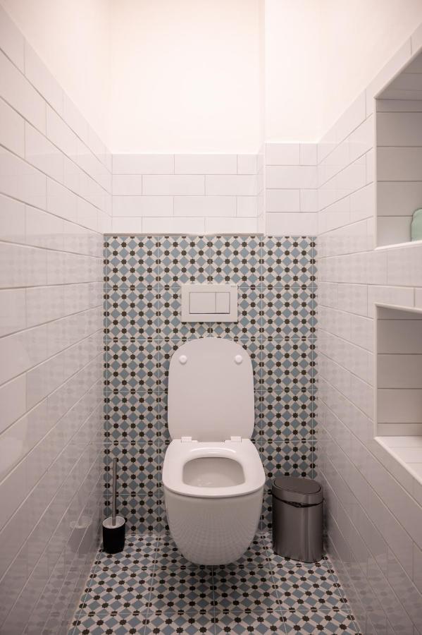 Art Hostel & Apartments ดวูร์กราโลเว นัด ลาเบม ภายนอก รูปภาพ
