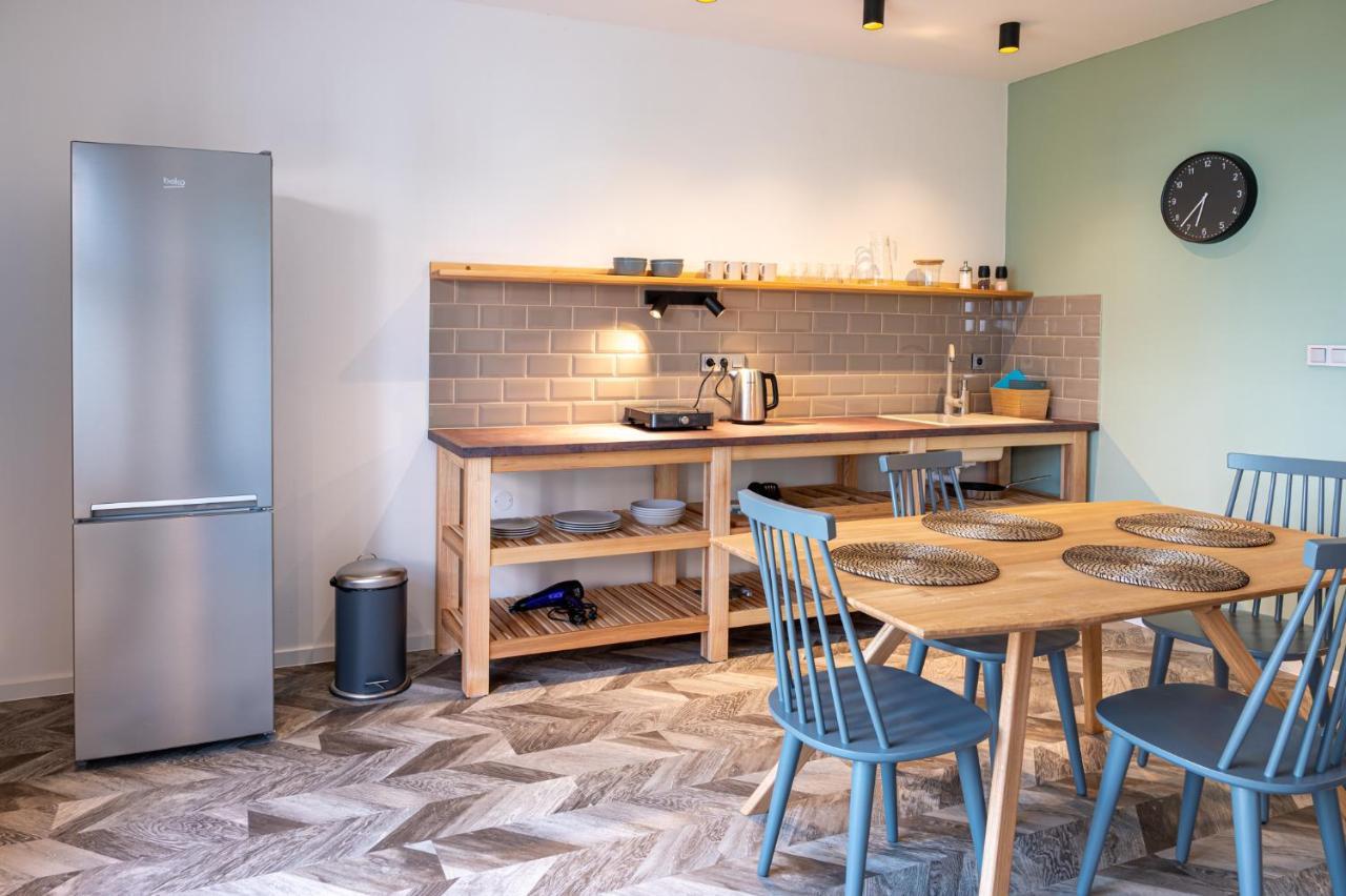Art Hostel & Apartments ดวูร์กราโลเว นัด ลาเบม ภายนอก รูปภาพ