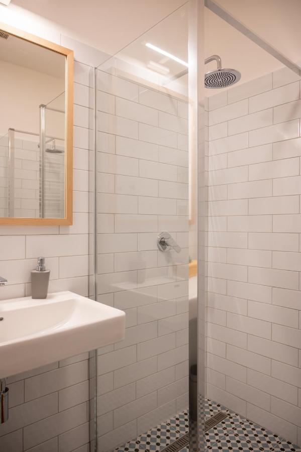 Art Hostel & Apartments ดวูร์กราโลเว นัด ลาเบม ภายนอก รูปภาพ
