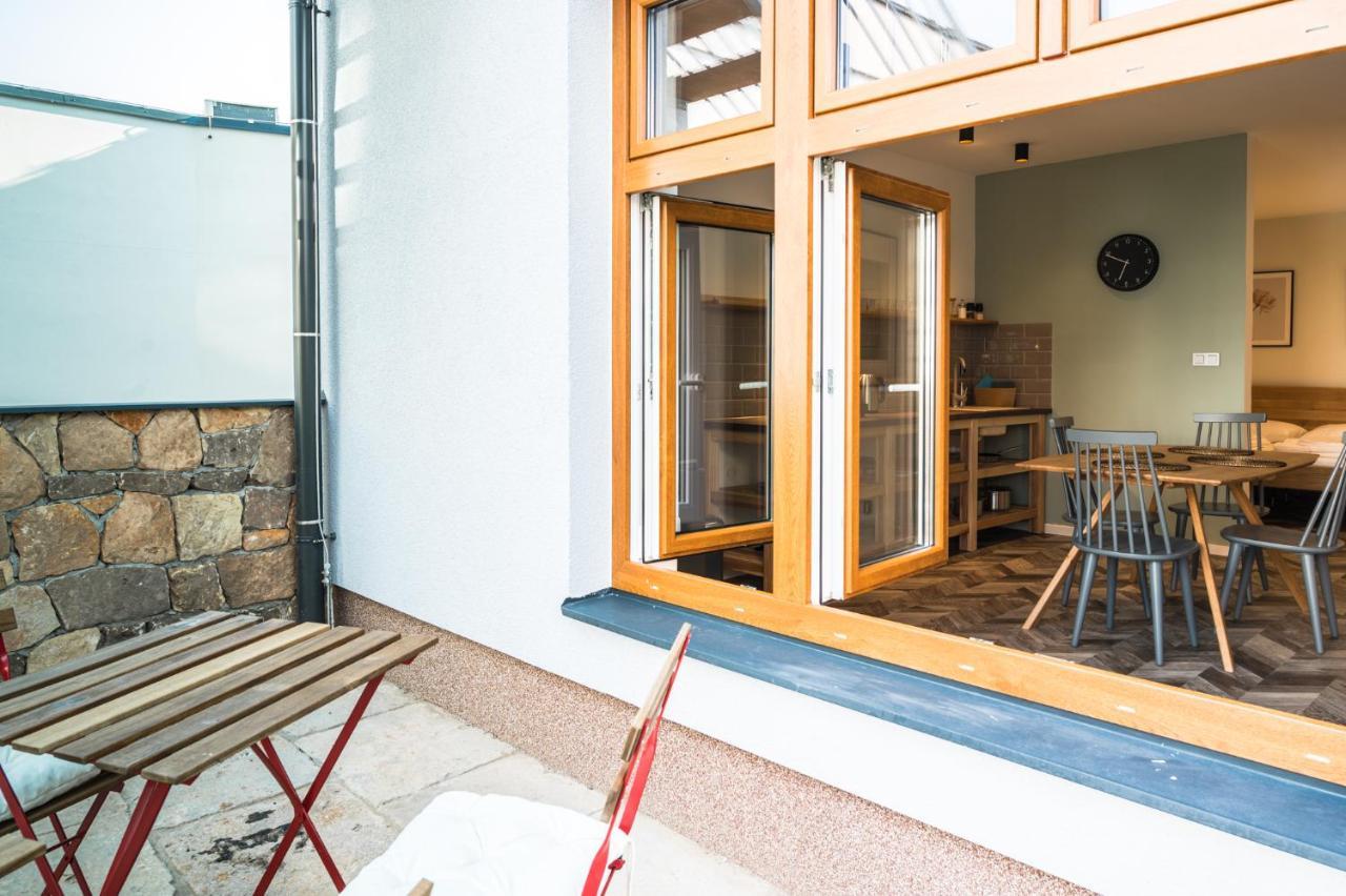 Art Hostel & Apartments ดวูร์กราโลเว นัด ลาเบม ภายนอก รูปภาพ