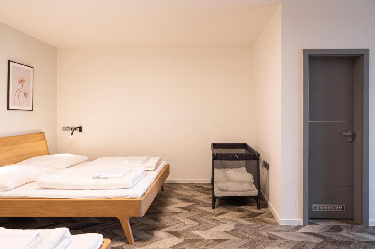Art Hostel & Apartments ดวูร์กราโลเว นัด ลาเบม ภายนอก รูปภาพ