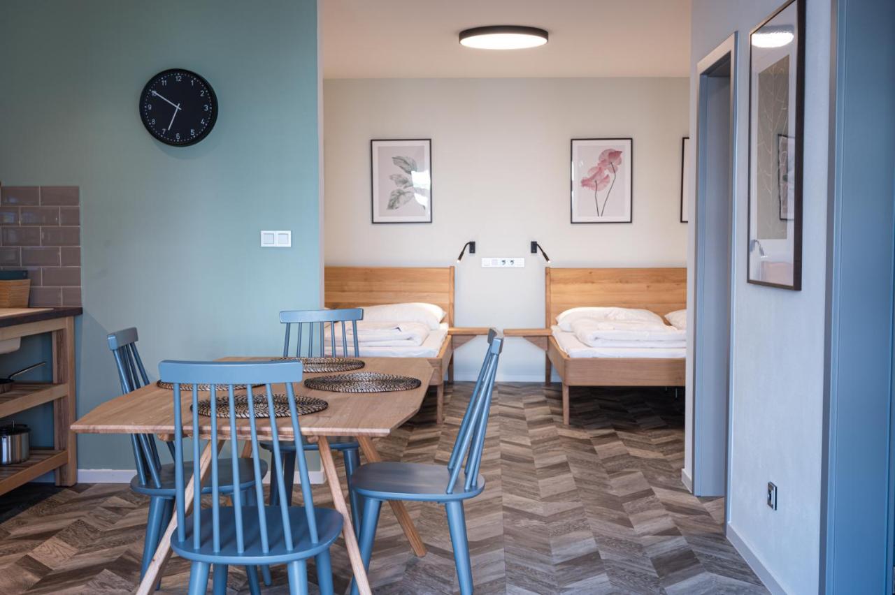 Art Hostel & Apartments ดวูร์กราโลเว นัด ลาเบม ภายนอก รูปภาพ