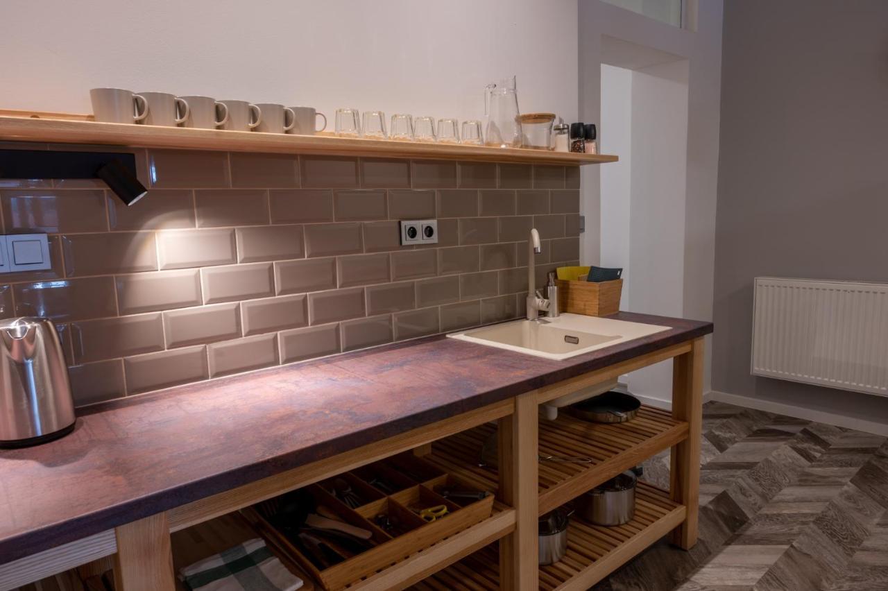 Art Hostel & Apartments ดวูร์กราโลเว นัด ลาเบม ภายนอก รูปภาพ