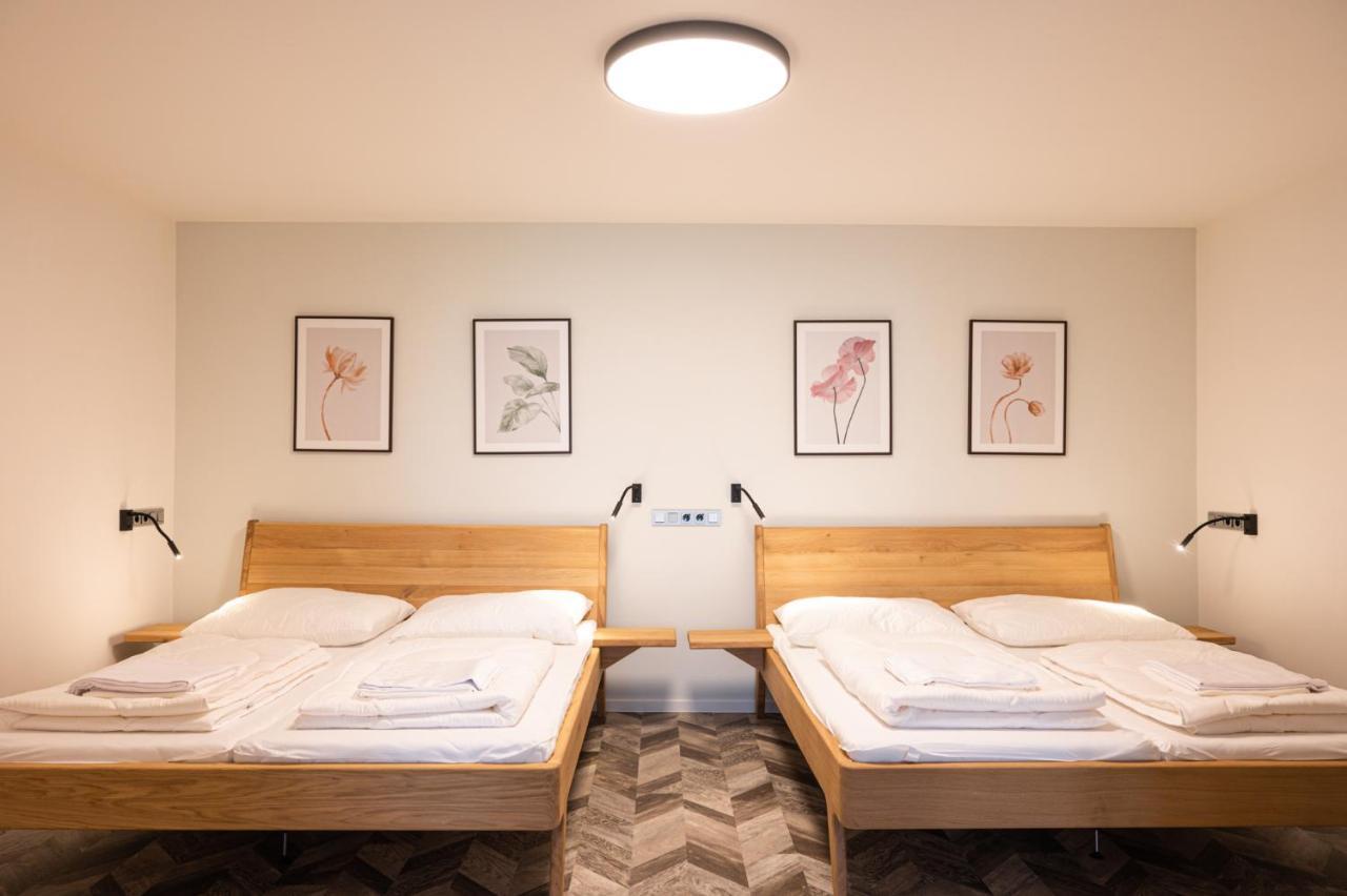 Art Hostel & Apartments ดวูร์กราโลเว นัด ลาเบม ภายนอก รูปภาพ