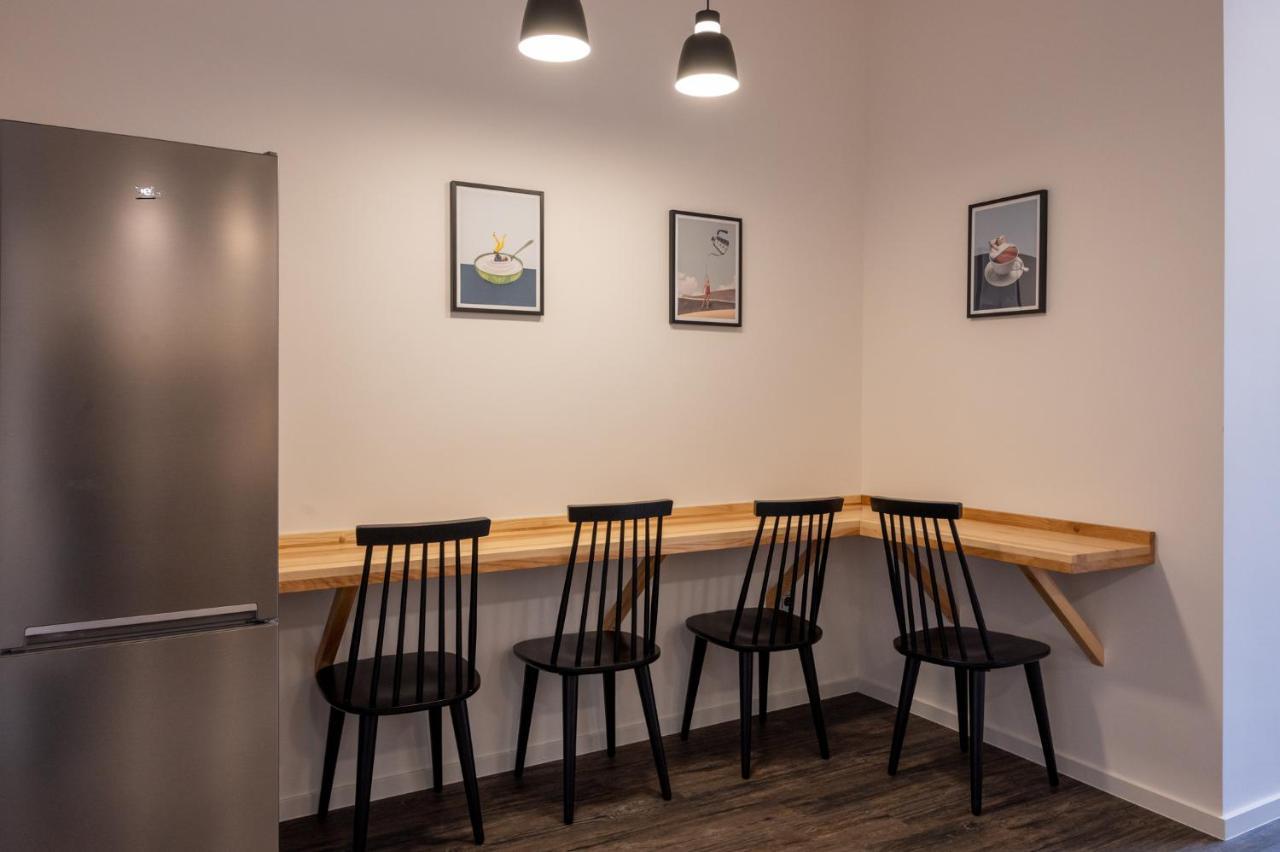 Art Hostel & Apartments ดวูร์กราโลเว นัด ลาเบม ภายนอก รูปภาพ