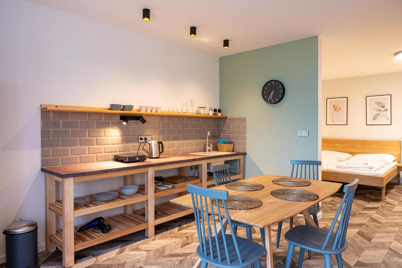 Art Hostel & Apartments ดวูร์กราโลเว นัด ลาเบม ภายนอก รูปภาพ