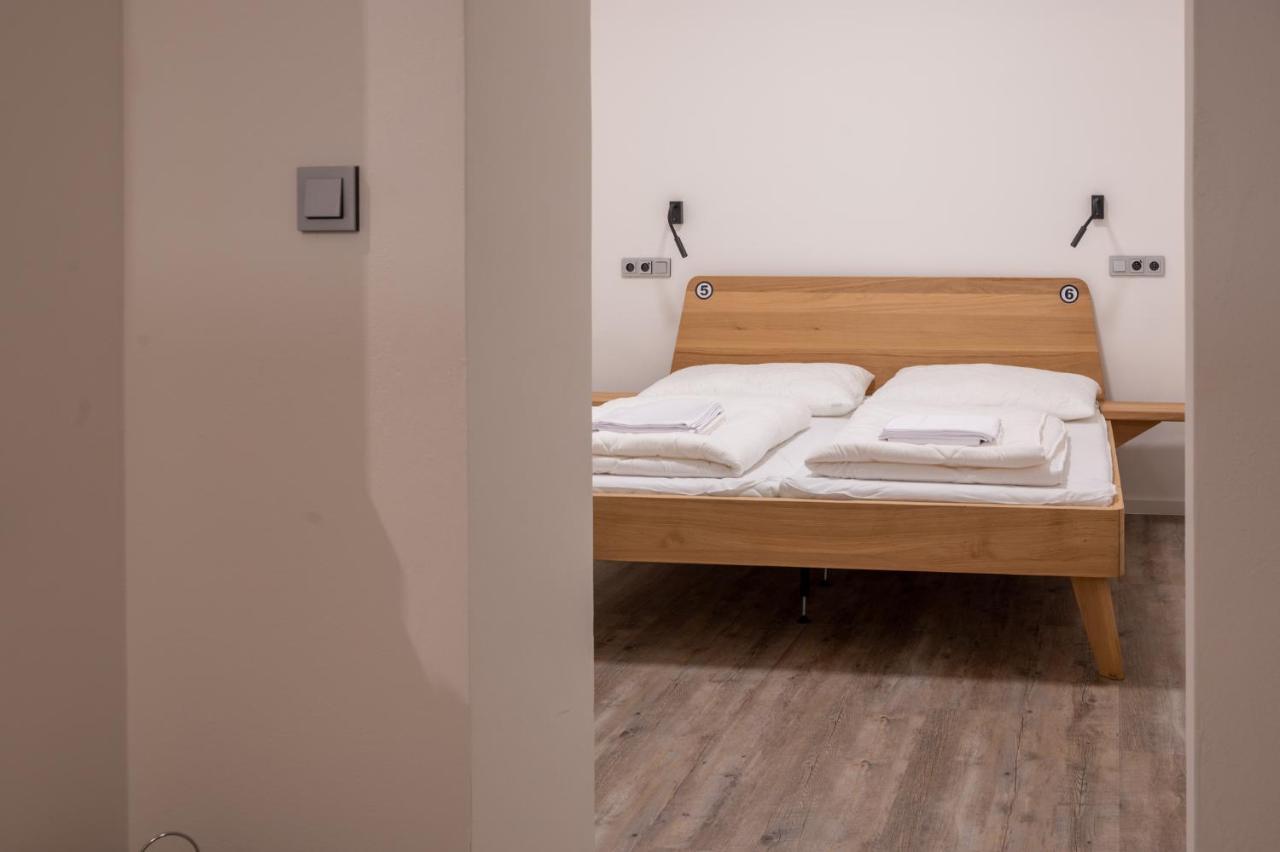 Art Hostel & Apartments ดวูร์กราโลเว นัด ลาเบม ภายนอก รูปภาพ