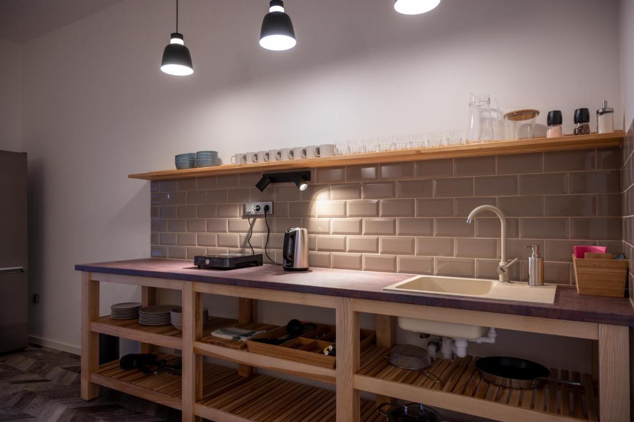 Art Hostel & Apartments ดวูร์กราโลเว นัด ลาเบม ภายนอก รูปภาพ