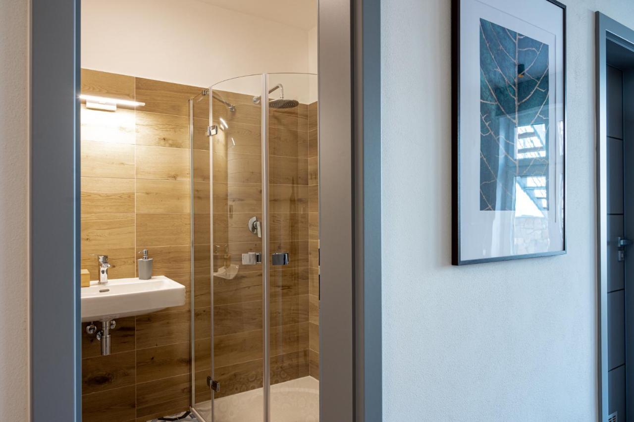 Art Hostel & Apartments ดวูร์กราโลเว นัด ลาเบม ภายนอก รูปภาพ