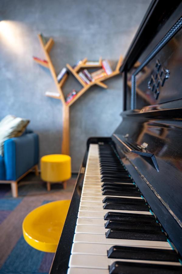 Art Hostel & Apartments ดวูร์กราโลเว นัด ลาเบม ภายนอก รูปภาพ