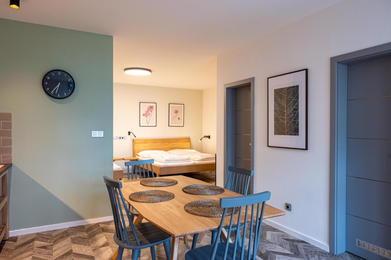 Art Hostel & Apartments ดวูร์กราโลเว นัด ลาเบม ภายนอก รูปภาพ