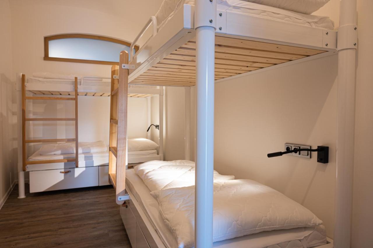 Art Hostel & Apartments ดวูร์กราโลเว นัด ลาเบม ภายนอก รูปภาพ