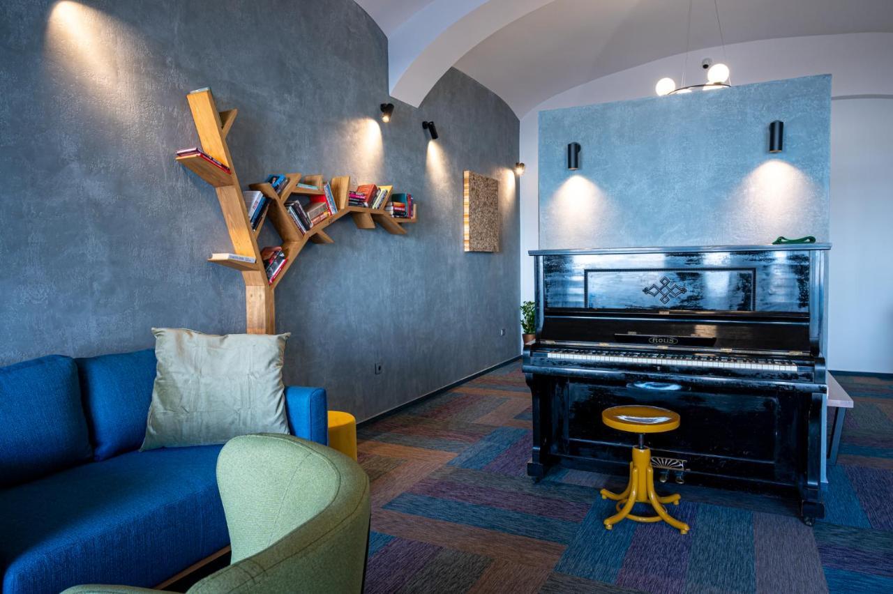 Art Hostel & Apartments ดวูร์กราโลเว นัด ลาเบม ภายนอก รูปภาพ