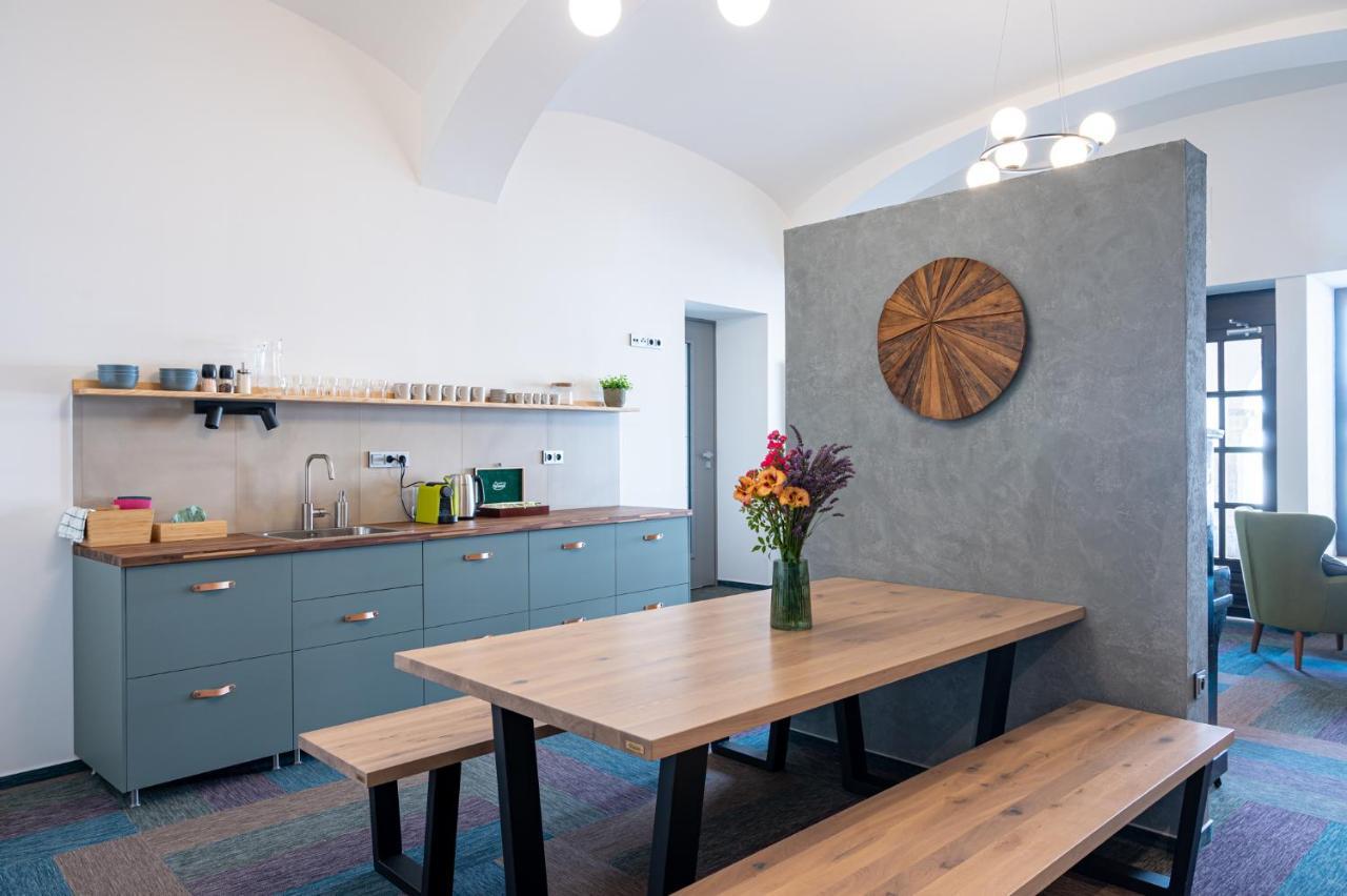 Art Hostel & Apartments ดวูร์กราโลเว นัด ลาเบม ภายนอก รูปภาพ
