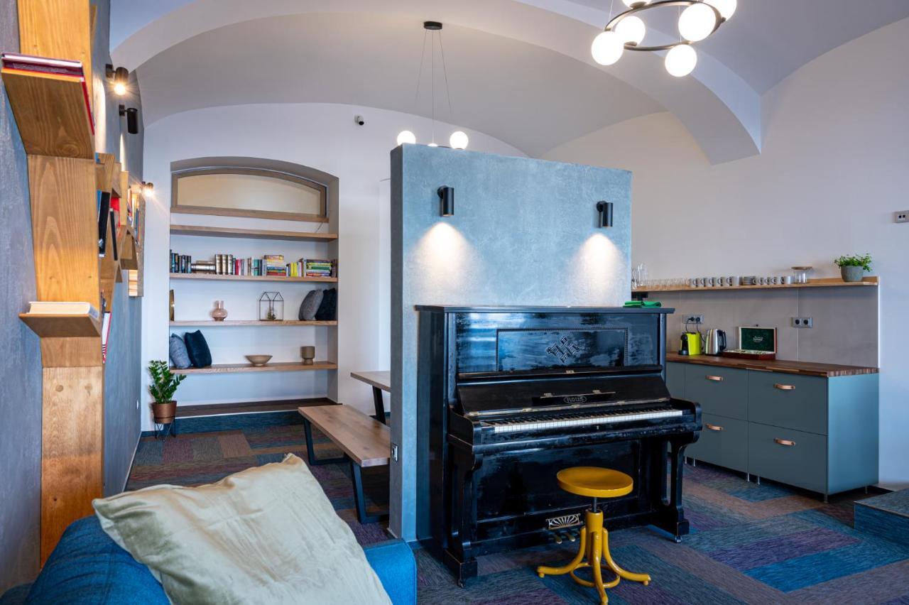 Art Hostel & Apartments ดวูร์กราโลเว นัด ลาเบม ภายนอก รูปภาพ