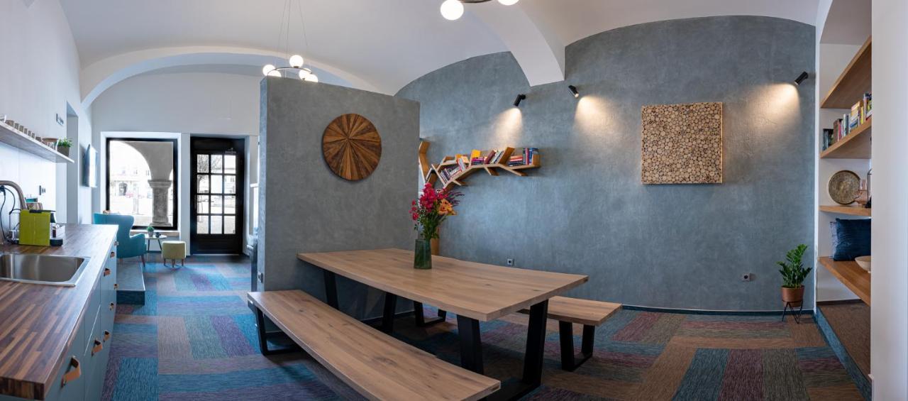 Art Hostel & Apartments ดวูร์กราโลเว นัด ลาเบม ภายนอก รูปภาพ