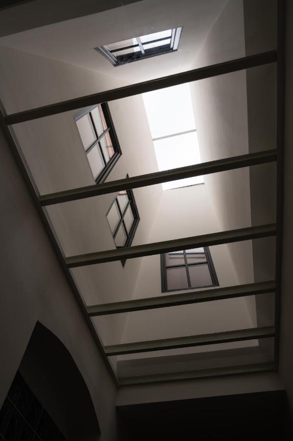 Art Hostel & Apartments ดวูร์กราโลเว นัด ลาเบม ภายนอก รูปภาพ