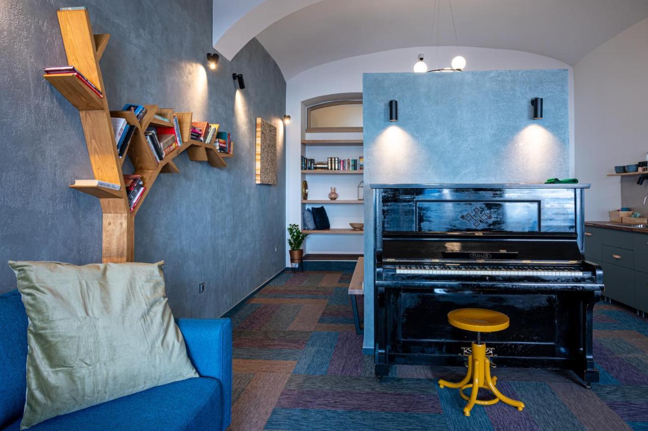 Art Hostel & Apartments ดวูร์กราโลเว นัด ลาเบม ภายนอก รูปภาพ